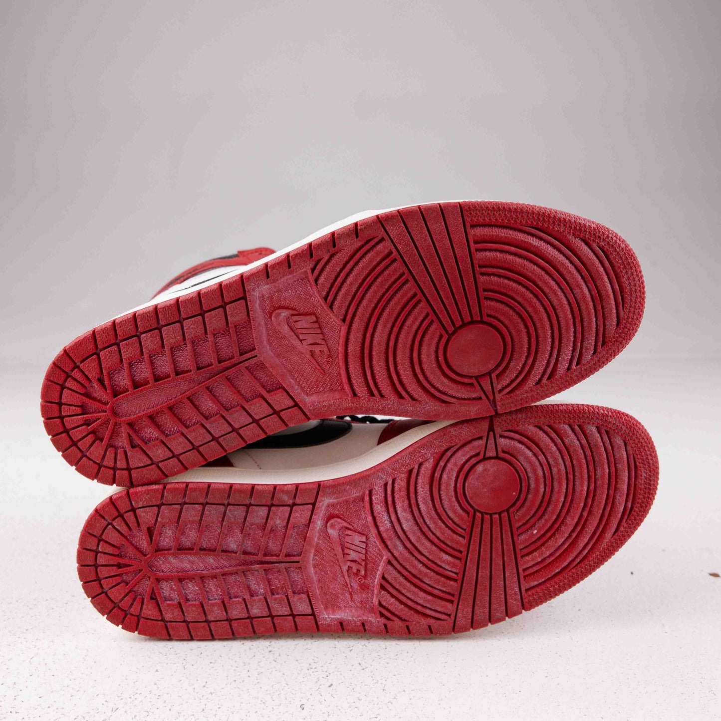 Jordan 1 Retro High OG Chicago Lost and Found - Used - 1571